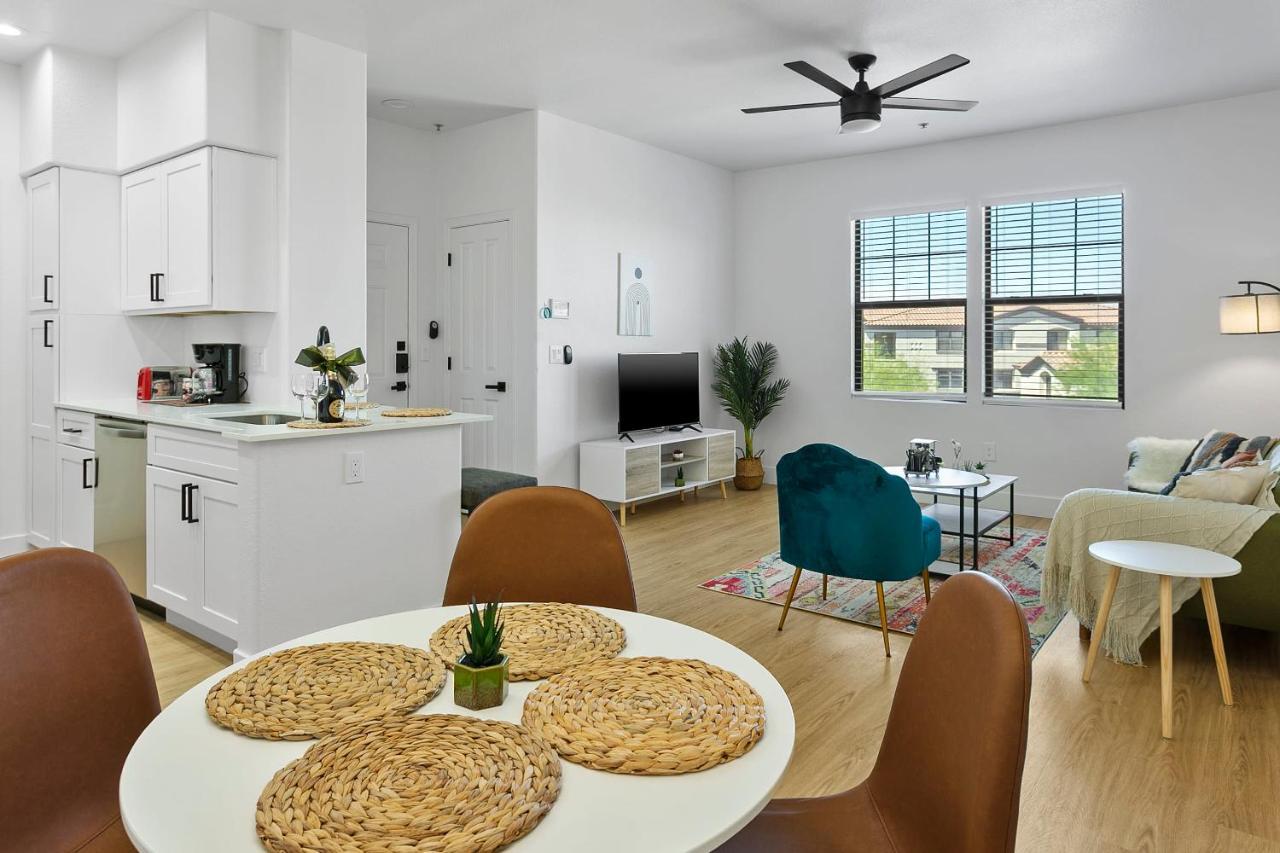 Cozysuites By The Stadium With Pool 05 * Glendale